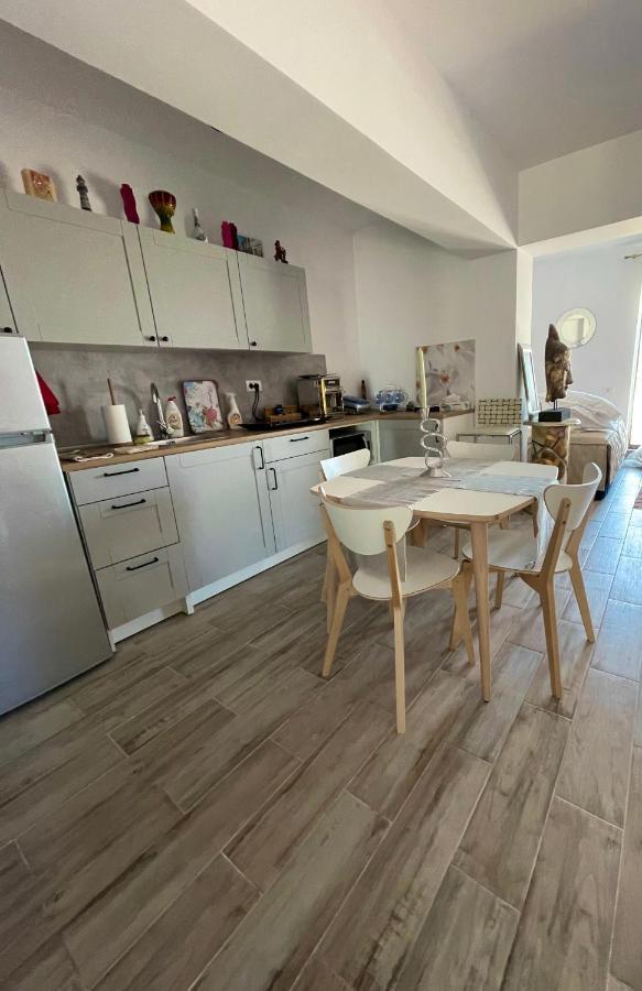 Rohan Studio One Aparthotel Navodari Bagian luar foto
